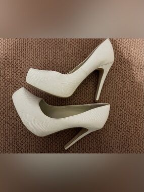 BCBGeneration White Pointed Toe Heels